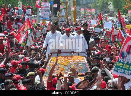 Varanasi (India). Il 10 maggio, 2014. Uttar Pradesh Chief Minister Akhilesh Yadav con il candidato del partito Kailash Chaurasiya durante una campagna elettorale road show in Varanasi il 05-10-2014. Credito: PACIFIC PRESS/Alamy Live News Foto Stock