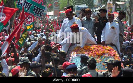 Varanasi (India). Il 10 maggio, 2014. Uttar Pradesh Chief Minister Akhilesh Yadav agitare la mano con Samajwadi Party tifosi nel corso di una campagna elettorale road show in Varanasi il 05-10-2014. Credito: PACIFIC PRESS/Alamy Live News Foto Stock