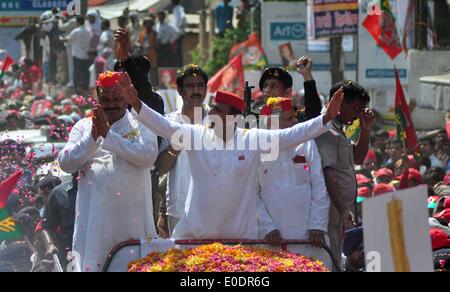 Varanasi (India). Il 10 maggio, 2014. Uttar Pradesh Chief Minister Akhilesh Yadav durante una campagna elettorale road show in Varanasi il 05-10-2014. Credito: PACIFIC PRESS/Alamy Live News Foto Stock