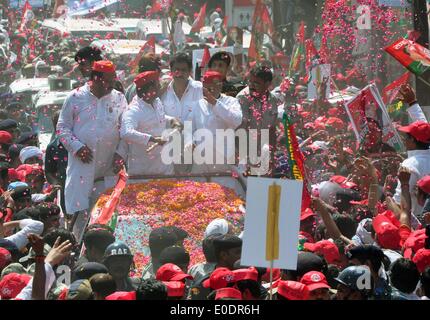 Varanasi (India). Il 10 maggio, 2014. Uttar Pradesh Chief Minister Akhilesh Yadav offerto una spada da un partito operaio durante una campagna elettorale road show in Varanasi il 05-10-2014. Credito: PACIFIC PRESS/Alamy Live News Foto Stock