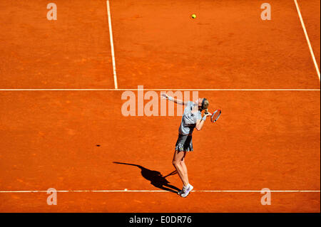 Madrid, Spagna. Il 10 maggio, 2014. La Repubblica ceca Petra KVITOVA serve a Simona Halep della Romania durante le donne singoli semifinale a Madrid Open Tennis Tournament a Madrid, capitale della Spagna, il 10 maggio 2014. Halep ha vinto 2-1. Credito: Xie Haining/Xinhua/Alamy Live News Foto Stock