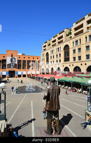 Nelson Mandela statua in Nelson Mandela Square, CBD, Sandton Johannesburg, provincia di Gauteng, Repubblica del Sud Africa Foto Stock