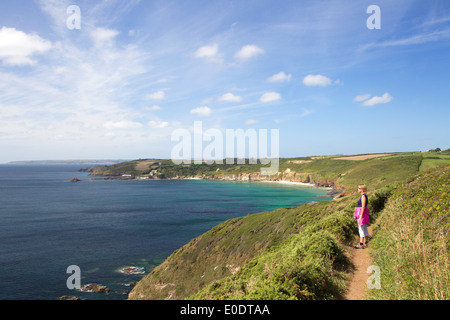 Camminando lungo la costa della Cornovaglia vicino Praa Sands, West Cornwall, Regno Unito Foto Stock