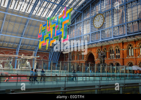 Passeggeri a piedi e da Eurostar sotto David Batchelor's Chromolocomotion nella stazione di St Pancras Londra Inghilterra La Gran Bretagna Foto Stock