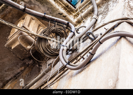 Un confuso elecrtical connessione sulla facciata esterna di un edificio Foto Stock