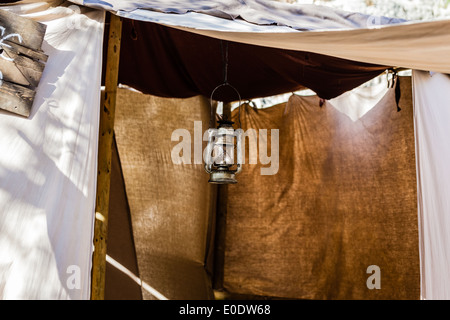 Un pittoresco tenda medievale durante una fiera medievale in Italia Foto Stock