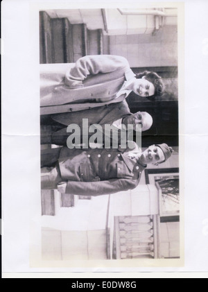 Una fotografia di famiglia di Ruth Kaufman con suo padre e suo fratello, scattata nel 1942. L'immagine cattura una famiglia ebrea-americana durante la seconda guerra mondiale, evidenziando l'impatto della guerra sulle famiglie. Ruth Kaufman, una donna ebrea, viene vista insieme alla sua famiglia in questo toccante ritratto in tempo di guerra. Foto Stock