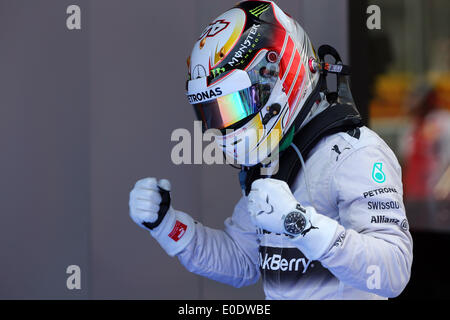 Barcellona, Spagna. Il 10 maggio, 2014. LEWIS HAMILTON di Gran Bretagna e la Mercedes AMG Petronas F1 Team è visto celebrare il sistema di richieste di rimborso dopo la pole position per la Formula 1 Gran Premio di Spagna 2014 al Circuit de Catalunya di Barcellona, Spagna. Credito: James Gasperotti/ZUMA filo/ZUMAPRESS.com/Alamy Live News Foto Stock