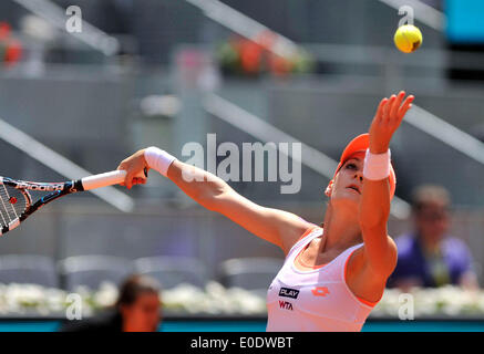 Madrid, Spagna. Il 10 maggio, 2014. Agnieszka RADWANSKA di Polonia Serve di Maria Sharapova della Russia durante le donne singoli semifinale a Madrid Open Tennis Tournament a Madrid, capitale della Spagna, il 10 maggio 2014. Sharapova ha vinto 2-0. Credito: Xie Haining/Xinhua/Alamy Live News Foto Stock