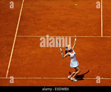 Madrid, Spagna. Il 10 maggio, 2014. Agnieszka RADWANSKA di Polonia Serve di Maria Sharapova della Russia durante le donne singoli semifinale a Madrid Open Tennis Tournament a Madrid, capitale della Spagna, il 10 maggio 2014. Sharapova ha vinto 2-0. Credito: Xie Haining/Xinhua/Alamy Live News Foto Stock