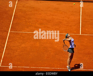 Madrid, Spagna. Il 10 maggio, 2014. Maria Sharapova della Russia serve a Agnieszka RADWANSKA di Polonia durante le donne singoli semifinale a Madrid Open Tennis Tournament a Madrid, capitale della Spagna, il 10 maggio 2014. Sharapova ha vinto 2-0. Credito: Xie Haining/Xinhua/Alamy Live News Foto Stock