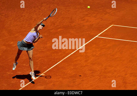 Madrid, Spagna. Il 10 maggio, 2014. Maria Sharapova della Russia serve a Agnieszka RADWANSKA di Polonia durante le donne singoli semifinale a Madrid Open Tennis Tournament a Madrid, capitale della Spagna, il 10 maggio 2014. Sharapova ha vinto 2-0. Credito: Xie Haining/Xinhua/Alamy Live News Foto Stock