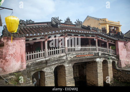 Ponte del Tempio di Chua Cau (ponte coperto giapponese) nel centro storico di Hoi An Vietnam Foto Stock