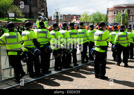 Rotherham,Yorkshire,UK.10 maggio 2014 .EDL ha organizzato una marcia di protesta oggi a Rotherham a partire13.00pm nel centro della città ,loro è anche una dimostrazione del contatore avviene mediante il UAF ,Unite contro il fascismo.South Yorkshire sono la vigilanza sull'evento con oltre un migliaio di agenti dotati di aiuto da parte di forze circostante . Credito: Ian Francesco/Alamy Live News Foto Stock