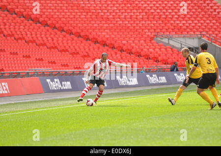 Wembley, Londra, Regno Unito. Il 10 maggio, 2014. Sholing Town fc sono basati in Hampshire e sono questo anno di campioni del Wessex Premier League giocare West Auckland Town FC che si basano nella Contea di Durham e finito quinto nella seconda più antica lega calcio nel mondo, la Lega Nord battaglia per l'onore del sollevamento del vaso fa a Wembley Credito: Flashspix/Alamy Live News Foto Stock