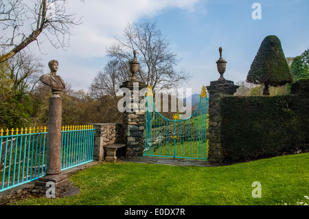 Mermaid gates,Topiaria da e la scultura Plas Brodanw giardino, il Galles del Nord Foto Stock