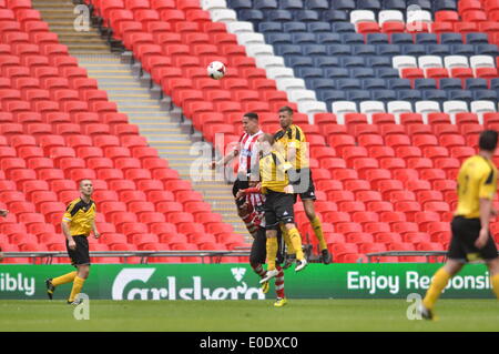 Antenna tussle durante la FA Vase finale a Wembley, Londra, Regno Unito. Il 10 maggio, 2014. Sholing Town fc sono basati in Hampshire e sono questo anno di campioni del Wessex Premier League giocare West Auckland Town FC che si basano nella Contea di Durham e finito quinto nella seconda più antica lega calcio nel mondo, la Lega Nord battaglia per l'onore del sollevamento del vaso fa a Wembley Credito: Flashspix/Alamy Live News Foto Stock