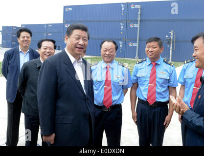 Pechino, la Cina della Provincia di Henan. Il 10 maggio, 2014. Il presidente cinese Xi Jinping (L anteriore), anche segretario generale del Partito Comunista della Cina (CPC) Comitato Centrale e Presidente della Commissione militare centrale, colloqui con i membri del personale di Zhengzhou-Europe International treno blocco a Zhengzhou International porta a terra in Zhengzhou, capitale della Cina centrale della Provincia di Henan, 10 maggio 2014. Xi ha fatto un giro di ispezione in Henan dal 9 Maggio al 10. Credito: Zhang Duo/Xinhua/Alamy Live News Foto Stock