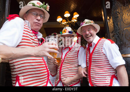 Londra, Regno Unito. Il 10 maggio 2014. Nella foto: Morris ballerini di Thaxted durante una sosta in un Pub. Morris Dance gruppi provenienti da tutta l'Inghilterra si sono riuniti a Londra ed è eseguito per il pubblico durante il Westminster Morris uomini giorno di danza. Credito: Nick Savage/Alamy Live News Foto Stock