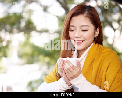 Donna godendo di caffè Foto Stock