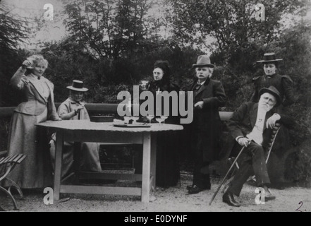 Un ritratto della famiglia Hagerup con Edvard Grieg, il famoso compositore norvegese, che mette in evidenza il loro legame e il loro significato culturale. Foto Stock