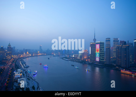 Vista notturna di Shanghai fiume Huangpu,Cina.parola cinese significa Io amo shanghai Foto Stock