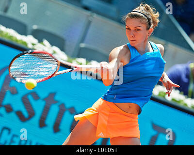 Madrid, Spagna. Il 10 maggio, 2014. Simona Halep di Romania svolge un diretti durante il gioco con Petra KVITOVA della Repubblica ceca il giorno 7 di Madrid Open da La Caja Magica. Credito: Azione Sport Plus/Alamy Live News Foto Stock