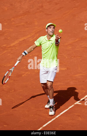 Madrid, Spagna. Il 10 maggio, 2014. Roberto Bautista di Spagna serve la sfera durante il gioco con Rafael Nadal di Spagna il giorno 7 di Madrid Open da La Caja Magica. Credito: Azione Sport Plus/Alamy Live News Foto Stock