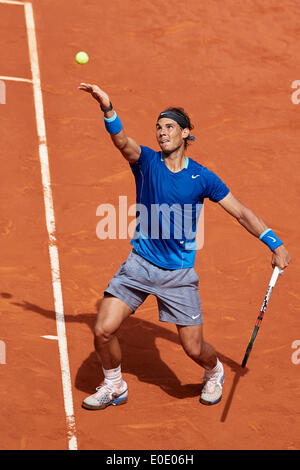 Madrid, Spagna. Il 10 maggio, 2014. Rafael Nadal di Spagna serve la ballduring il gioco con Roberto Bautista di Spagna il giorno 7 di Madrid Open da La Caja Magica. Credito: Azione Sport Plus/Alamy Live News Foto Stock