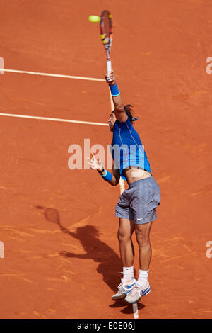 Madrid, Spagna. Il 10 maggio, 2014. Rafael Nadal di Spagna serve la ballduring il gioco con Roberto Bautista di Spagna il giorno 7 di Madrid Open da La Caja Magica. Credito: Azione Sport Plus/Alamy Live News Foto Stock