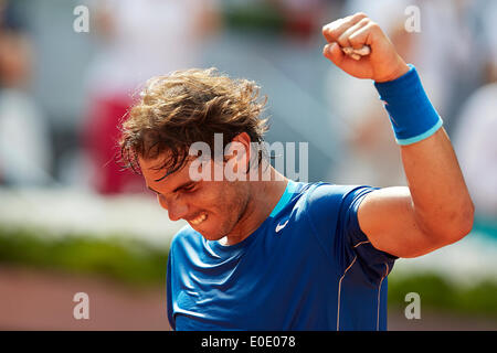 Madrid, Spagna. Il 10 maggio, 2014. Rafael Nadal di Spagna celebra dopo la sua vittoria alla fine del gioco con Roberto Bautista di Spagna durante il gioco con il giorno 7 di Madrid Open da La Caja Magica. Credito: Azione Sport Plus/Alamy Live News Foto Stock