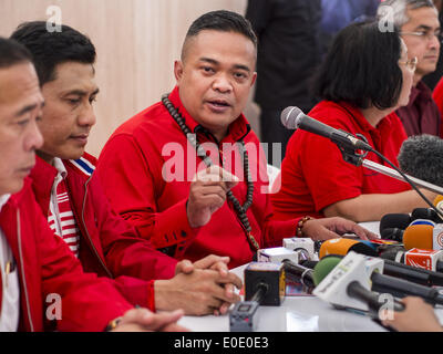 Bangkok, Tailandia. Il 10 maggio, 2014. PROMPAN JUTAPORN, leader delle Camicie Rosse, parla in un rally a Bangkok. Migliaia di Thai Camicie Rosse, membri del Fronte Unito per la democrazia contro la dittatura (UDD), membri della sentenza Pheu Thai party e i sostenitori del governo del deposto primo ministro Yingluck Shinawatra si stringono su Aksa di strada nella periferia di Bangkok. Il governo è stato estromesso dal potere da una sentenza della corte in precedenza durante la settimana che depose Yingluck perché i giudici ha detto di aver agito unconstitutionally in una questione personale presto nella sua amministrazione. Credito: ZUMA Press, Inc./Alamy Liv Foto Stock