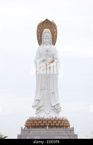 Statua di Guan Yin (dea della misericordia) , simbolo del Buddismo in Cina,situato nella città di Sanya,Cina Foto Stock