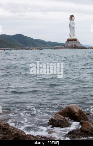 Statua di Guan Yin (dea della misericordia) , simbolo del Buddismo in Cina,situato nella città di Sanya,Cina Foto Stock