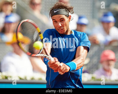 Madrid, Spagna. Il 10 maggio, 2014. Rafael Nadal di Spagna svolge un doppio scritto consegnato durante il gioco con Roberto Bautista di Spagna il giorno 7 di Madrid Open da La Caja Magica. Credito: Azione Sport Plus/Alamy Live News Foto Stock