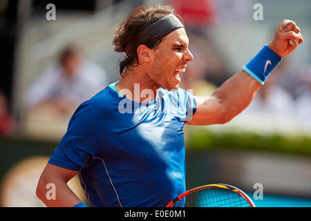 Madrid, Spagna. Il 10 maggio, 2014. Rafael Nadal di Spagna celebra dopo la sua vittoria alla fine del gioco con Roberto Bautista di Spagna il giorno 7 di Madrid Open da La Caja Magica. Credito: Azione Sport Plus/Alamy Live News Foto Stock