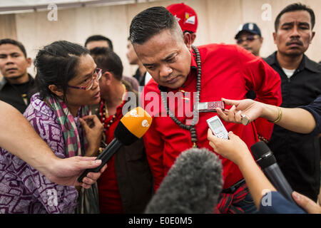 Bangkok, Tailandia. Il 10 maggio, 2014. PROMPAN JUTAPORN, leader delle Camicie Rosse, parla ai giornalisti a Bangkok. Migliaia di Thai Camicie Rosse, membri del Fronte Unito per la democrazia contro la dittatura (UDD), membri della sentenza Pheu Thai party e i sostenitori del governo del deposto primo ministro Yingluck Shinawatra si stringono su Aksa di strada nella periferia di Bangkok. Il governo è stato estromesso dal potere da una sentenza della corte in precedenza durante la settimana che depose Yingluck perché i giudici ha detto di aver agito unconstitutionally in una questione personale presto nella sua amministrazione. Credito: ZUMA Press, Inc./Alamy Li Foto Stock