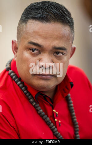 Bangkok, Tailandia. Il 10 maggio, 2014. PROMPAN JUTAPORN, leader delle Camicie Rosse, parla in un rally a Bangkok. Migliaia di Thai Camicie Rosse, membri del Fronte Unito per la democrazia contro la dittatura (UDD), membri della sentenza Pheu Thai party e i sostenitori del governo del deposto primo ministro Yingluck Shinawatra si stringono su Aksa di strada nella periferia di Bangkok. Il governo è stato estromesso dal potere da una sentenza della corte in precedenza durante la settimana che depose Yingluck perché i giudici ha detto di aver agito unconstitutionally in una questione personale presto nella sua amministrazione. Credito: ZUMA Press, Inc./Alamy Liv Foto Stock