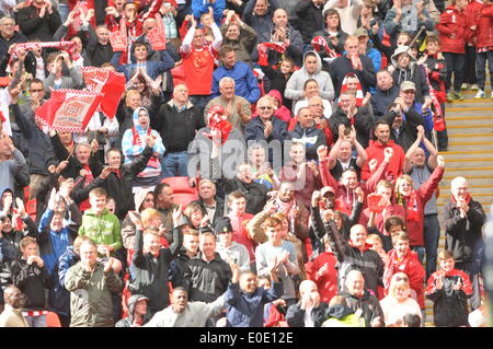 Sholing Town FC tifosi festeggiare la conquista del 2014 fa un vaso a Wembley, Londra, Regno Unito. Sholing Town fc sono basati in Hampshire e sono questo anno di campioni del Wessex Premier League giocato West Auckland Town FC che si basano nella Contea di Durham e finito quinto nella seconda più antica lega calcio nel mondo, in un avvincente finale, con Sholing Town FC prendendo l'onore del sollevamento del vaso fa a Wembley. Lo stadio di Wembley, Londra, Regno Unito. Il 10 maggio, 2014. Credito: Flashspix/Alamy Live News Foto Stock