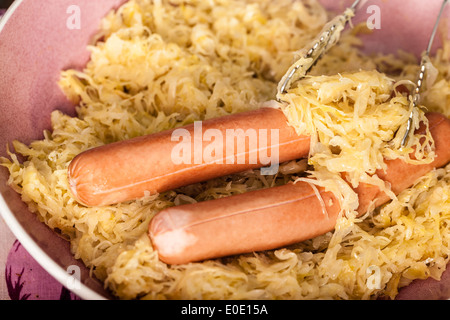 Due salsicce viennesi in una ciotola con i crauti Foto Stock