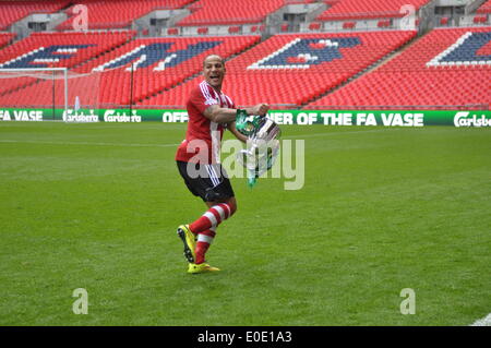 Il giocatore dello Sholing FC Byron Mason festeggia con il vaso fa 2014 a Wembley, Londra, Regno Unito. Lo Sholing Town FC ha sede nell'Hampshire ed è stato il campione del Wessex Premier League giocato nel 2014 al West Auckland Town FC con sede nella contea di Durham, che è finito quinto nella seconda lega di calcio più antica del mondo, in una finale coinvolgente, Sholing FC ha preso l'onore di sollevare il vaso fa a Wembley. Wembley Stadium, Londra, Regno Unito. 10 maggio 2014. Crediti: Flashspix/Alamy Live News Foto Stock