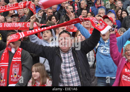 Gli appassionati dello Sholing FC festeggiano la vittoria del fa Vase 2014 a Wembley, Londra, Regno Unito. Gli Sholing FC hanno sede nell'Hampshire e sono stati i campioni 2013 della Wessex Premier League, hanno giocato il West Auckland Town FC, con sede nella contea di Durham e hanno terminato il quinto posto nella seconda lega di calcio più antica del mondo, in una finale coinvolgente, Con Sholing Town FC che prende l'onore di sollevare la fa Vase a Wembley. Wembley Stadium, Londra, Regno Unito. 10 maggio 2014. Credit: Flashspix/Alamy Live News Foto Stock