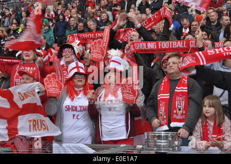 Sholing Town FC tifosi festeggiare la conquista del 2014 fa un vaso a Wembley, Londra, Regno Unito. Sholing Town fc sono basati in Hampshire e sono questo anno di campioni del Wessex Premier League giocato West Auckland Town FC che si basano nella Contea di Durham e finito quinto nella seconda più antica lega calcio nel mondo, in un avvincente finale, con Sholing Town FC prendendo l'onore del sollevamento del vaso fa a Wembley. Lo stadio di Wembley, Londra, Regno Unito. Il 10 maggio, 2014. Credito: Flashspix/Alamy Live News Foto Stock