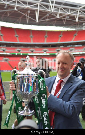 Dave Diaper, manager del FC Sholing, festeggia con la fa Vase 2014 a Wembley, Londra, Regno Unito. Lo Sholing FC ha sede nell'Hampshire e quest'anno sono i campioni della Wessex Premier League disputata dal West Auckland Town FC, che ha sede nella contea di Durham e ha terminato il quinto posto nella seconda lega di calcio più antica del mondo, in una finale coinvolgente, Con Sholing Town FC che prende l'onore di sollevare la fa Vase a Wembley. Wembley Stadium, Londra, Regno Unito. 10 maggio 2014. Credit: Flashspix/Alamy Live News Foto Stock