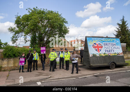 Hemel Hempstead, Regno Unito. Il 10 maggio, 2014. British National Party (BNP) protestare contro la moschea di possibile sito in Hemel Hempstead UK Credit: Guy Corbishley/Alamy Live News Foto Stock