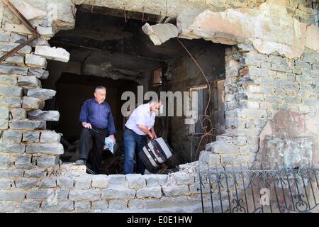 Homs, sabato. Il 10 maggio, 2014. I residenti portano i loro averi in al-Hamidieh quartiere nella parte vecchia della città di Homs, Siria, Sabato 10 Maggio, 2014. Il governatore della Siria La provincia centrale di Homs Talal Barazi venerdì ha dichiarato la città vecchia di Homs sicuro e svuotare di armi e ribelli armati, dopo l'evacuazione dell'ultimo lotto di ribelli vi, il funzionario SANA News Agency. Credito: Bassem Tellawi/Xinhua/Alamy Live News Foto Stock