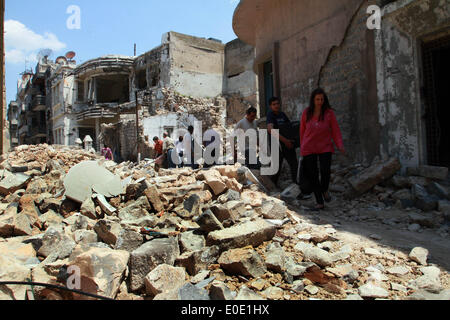 Homs, sabato. Il 10 maggio, 2014. I residenti portano i loro averi in al-Hamidieh quartiere nella parte vecchia della città di Homs, Siria, Sabato 10 Maggio, 2014. Il governatore della Siria La provincia centrale di Homs Talal Barazi venerdì ha dichiarato la città vecchia di Homs sicuro e svuotare di armi e ribelli armati, dopo l'evacuazione dell'ultimo lotto di ribelli vi, il funzionario SANA News Agency. Credito: Bassem Tellawi/Xinhua/Alamy Live News Foto Stock