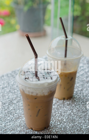 Caffè ghiacciato con paglia in una tazza di plastica per bersagli facili Foto Stock