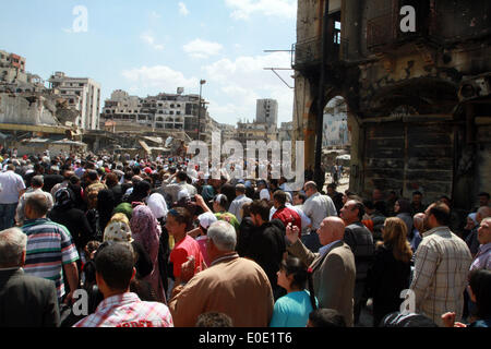 Homs, sabato. Il 10 maggio, 2014. I residenti portano i loro averi in al-Hamidieh quartiere nella parte vecchia della città di Homs, Siria, Sabato 10 Maggio, 2014. Il governatore della Siria La provincia centrale di Homs Talal Barazi venerdì ha dichiarato la città vecchia di Homs sicuro e svuotare di armi e ribelli armati, dopo l'evacuazione dell'ultimo lotto di ribelli vi, il funzionario SANA News Agency. Credito: Bassem Tellawi/Xinhua/Alamy Live News Foto Stock
