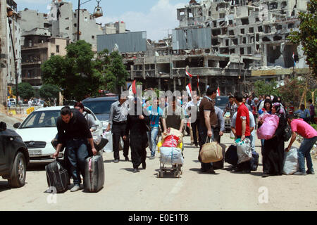 Homs, sabato. Il 10 maggio, 2014. I residenti portano i loro averi in al-Hamidieh quartiere nella parte vecchia della città di Homs, Siria, Sabato 10 Maggio, 2014. Il governatore della Siria La provincia centrale di Homs Talal Barazi venerdì ha dichiarato la città vecchia di Homs sicuro e svuotare di armi e ribelli armati, dopo l'evacuazione dell'ultimo lotto di ribelli vi, il funzionario SANA News Agency. Credito: Bassem Tellawi/Xinhua/Alamy Live News Foto Stock